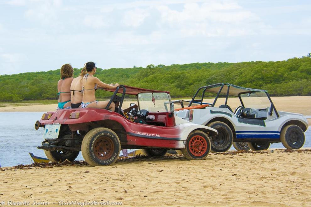 Imagem de três amigas no buggy em Caraivas.